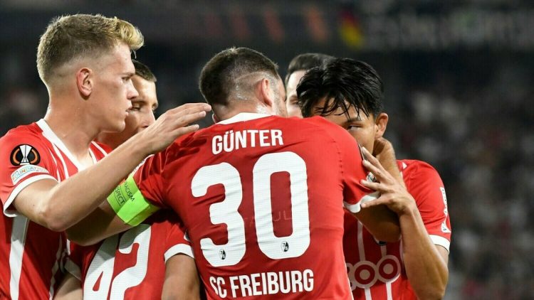 Freiburg's Japanese midfielder Ritsu Doan (R) celebrates scoring the 2-0 goal with teammates during the UEFA Europa League Group G football match between SC Freiburg and Qarabag FK in Freiburg, southwestern Germany on September 8, 2022. (Photo by THOMAS KIENZLE / AFP)