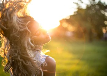 Retten Sie Ihre Locken: Der ultimative Leitfaden zum Schutz Ihrer Haare vor schädlichen Sonnenstrahlen