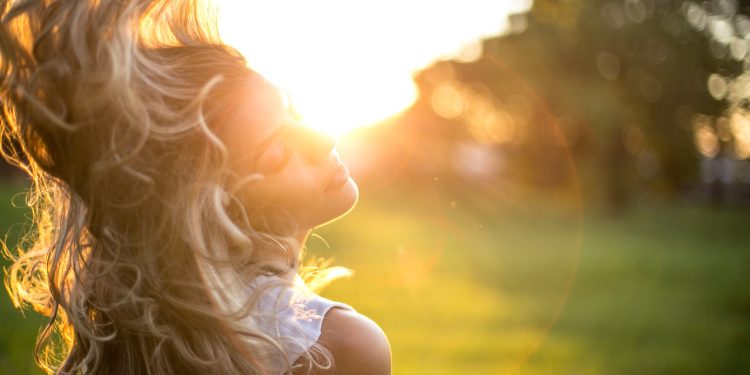Retten Sie Ihre Locken: Der ultimative Leitfaden zum Schutz Ihrer Haare vor schädlichen Sonnenstrahlen