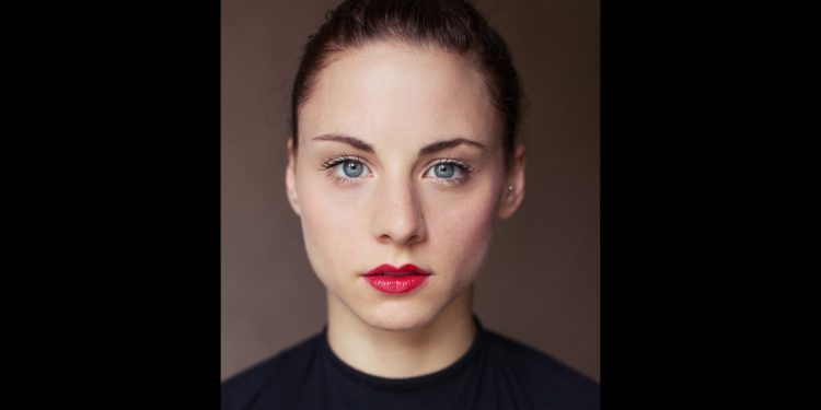 Julia E. Lenska Haare Ab: Der mutige Schritt – Haare ab und die Botschaft dahinter